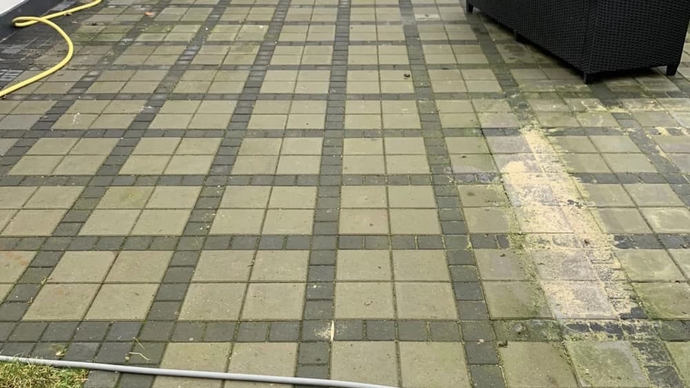 Terrasse efter professionel fliserens — før